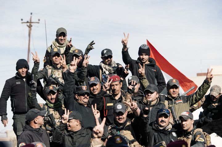 Des membres des&nbsp;unités d'élite irakiennes du contre-terrorisme, mardi 18 janvier 2017 dans la base de Bartalla, près de Mossoul (Irak). (DIMITAR DILKOFF / AFP)