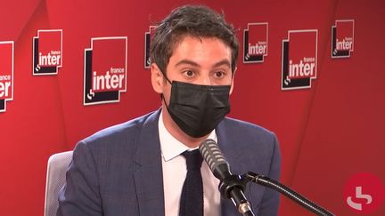 Gabriel Attal, porte-parole du gouvernement, sur France Inter le 25 mars 2021. (FRANCEINTER / RADIOFRANCE)