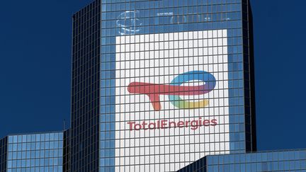 Le&nbsp;siège social de TotalEnergies&nbsp;à La Défense près de Paris, le 23 mars 2022. (BRUNO LEVESQUE / MAXPPP)