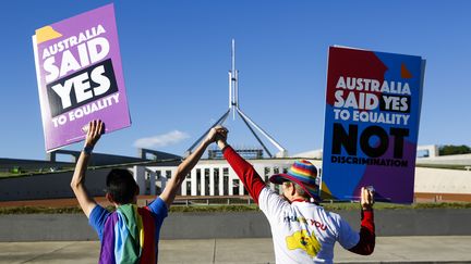 Des membres de la "campagne pour l'égalité" se rassemblent devant le Parlement australien à Canberra (Australie), le jeudi 7 décembre 2017.&nbsp; (SEAN DAVEY / AFP)