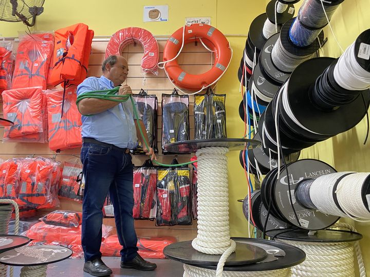 Jean-Marc Vian, dans son entreprise de matériel nautique à Nouméa (Nouvelle-Calédonie), le 8 décembre 2021. (RAPHAEL GODET / FRANCEINFO)