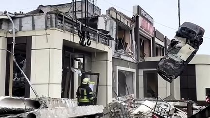 Une vidéo diffusée par le ministère russe des Urgences, le 3 février 2024, sur une boulangerie touchée par une frappe dans la ville occupée de Lyssytchansk, dans l'est de l'Ukraine. (RUSSIAN EMERGENCIES MINISTRY / AFP)