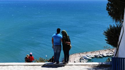 Un couple à Sidi Bou Saïd, en Tunisie (NATALIA SELIVERSTOVA / SPUTNIK)