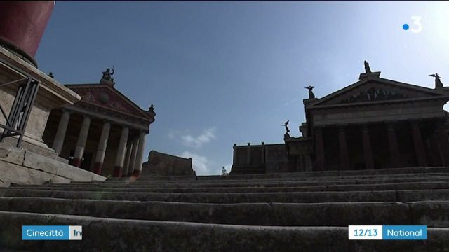 un incendio è divampato a Cinecittà a Roma