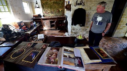 Un homme pose dans sa salle à manger après les inondations à Biot (Alpes-Maritimes), le 5 octobre 2015. (MAXPPP)