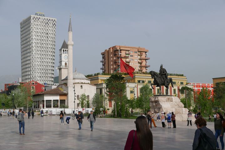 En plus d’être la capitale politique et économique du pays depuis 1920, Tirana connaît un rayonnement culturel important sur tout le pays. Du musée historique de Skanderbeg aux nombreux théâtres en passant par ses châteaux et mosquées, cette ville aux mille facettes émerveille toujours le visiteur de passage. (Photo Emmanuel Langlois)