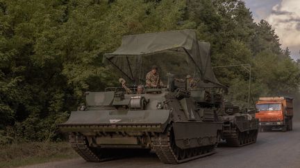 Un char ukrainien sur une route dans la région de Soumy, près de la frontière avec la Russie, le 13 août 2024. (ROMAN PILIPEY / AFP)