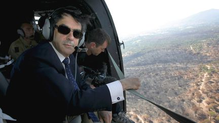 Fran&ccedil;ois Fillon, alors Premier ministre, survole en h&eacute;licopt&egrave;re une for&ecirc;t partie en flammes &agrave; Roquebrune-sur-Argent (Var), le 20 juillet 2007. (AFP)