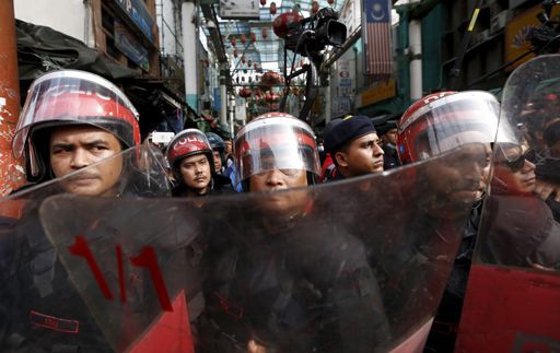 Policiers anti-émeute à Kuala Lumpur le 16 septembre 2015 face à des manifestants demandant la démission du Premier ministre Najib Razak (REUTERS - Olivia Harris)