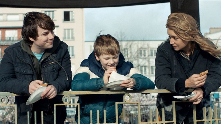 Félix Lefebvre, Alexis Tonnetti et Virginie Efira dans le film "Rien à perdre" de Delphine Deloget. (CURIOSA FILMS / AD VITAM)