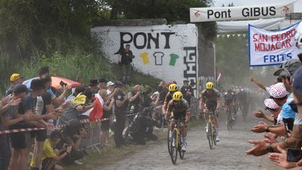 Les coureurs du Tour de France sont passés par le Pont Gibus, sur le secteur pavé entre Hasnon et Wallers, mercredi 6 juillet. (HORTENSE LEBLANC/ FRANCEINFO:SPORT)