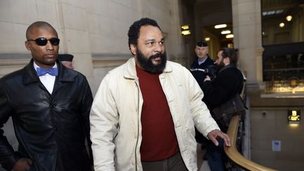 Dieudonn&eacute; M'bala M'bala arrive au palais de justice de Paris, le 12 mars 2015. (LOIC VENANCE / AFP)