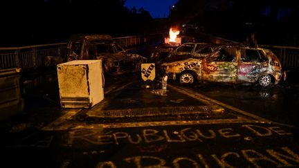 Un barrage routier dans la localité isolée de La Boucan à Sainte-Rose,&nbsp;en&nbsp;Guadeloupe, le 30 novembre 2021. (CHRISTOPHE ARCHAMBAULT / AFP)