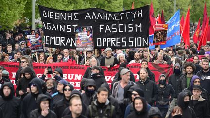 A Berlin, la capitale allemande, des manifestants d'extr&ecirc;me gauche ont d&eacute;fil&eacute; avec des banderoles affichant leur opposition au fascisme. (JOHN MACDOUGALL / AFP)