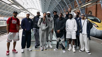 Les joueurs de Team USA à la gare de Saint-Pancras à Londres avant de prendre l'Eurostar pour Paris, le 24 juillet 2024. (BENJAMIN CREMEL / AFP)