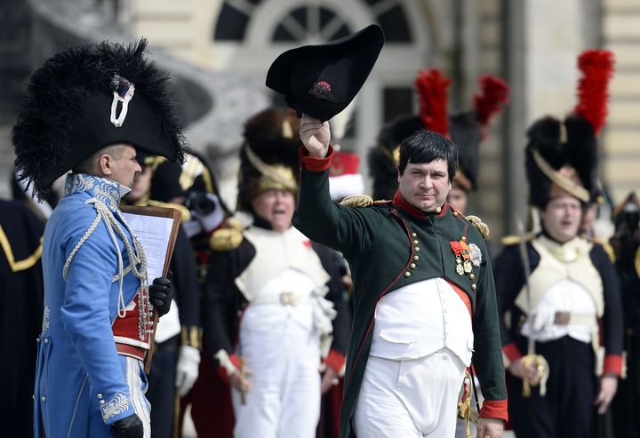 Frank Samson dans le r&ocirc;le de Napol&eacute;on, le 20 avril 2014, &agrave; l'occasion des 200 ans des adieux de l'empereur &agrave; sa garde, au ch&acirc;teau de Fontainebleau (Seine-et-Marne). (FRANCK FIFE / AFP)