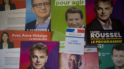 Une mosaïque d'affiches pour l'élection présidentielle, à Paris, le 19 février 2022. (MAGALI COHEN / HANS LUCAS)