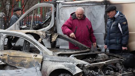 Une voiture détruite dans les rues de Kiev, en Ukraine, le 9 mars 2023. (OLEKSII CHUMACHENKO / ANADOLU AGENCY / AFP)