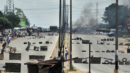 Des barricades à Abidjan sur la route principale menant vers le quartier d'Abobo, le 16 mars 2011. (AFP PHOTO / ISSOUF SANOGO)