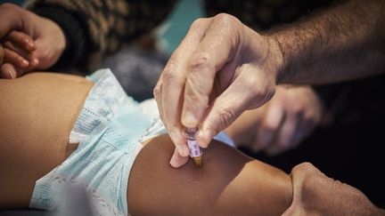 Un bébé se fait vacciner à Lyon, le 4 janvier 2018. (MARIE BIENAIM / BSIP / AFP)