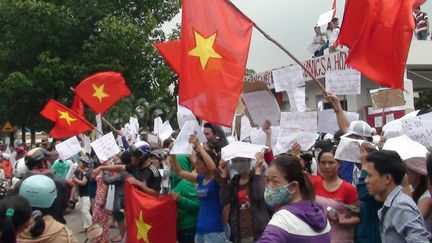 Des Vietnamiens protestent contre l'installation par la Chine d'une plateforme p&eacute;troli&egrave;re sur son territoire maritime, mercredi 14 mai, dans la zone industrielle de Binh Duong, dans le sud du pays. (VNEXPRESS / AFP)