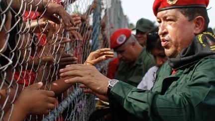 Le président vénézuélien, Hugo Chavez, saluant la foule à Francisco Javier Fulgar (AFP - PRENSA MIRAFLORES - PRESIDENCIA)