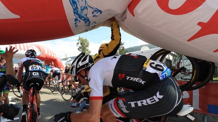 Tour de France : l'arche gonflable de la flamme rouge s'écroule sur les coureurs