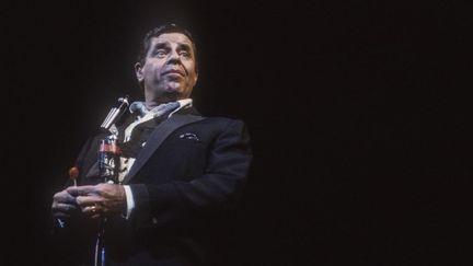 Jerry Lewis sur la scène du Festival de Cannes en 1984.
 (MARCELLO MENCARINI / Leemage)