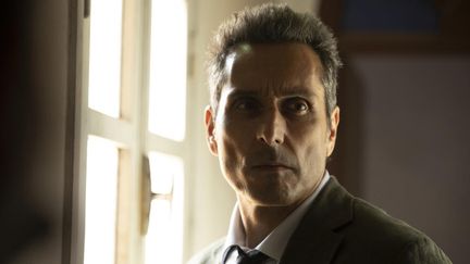 Le comédien Vincent Elbaz incarne le commissaire Franck Sharko. (CAROLINE DUBOIS / ESCAZAL FILMS / TF1)