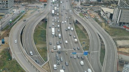 Une vue aérienne sur la circulation sur le périphérique parisien, le 13 mars 2023. (BENOIT DURAND / HANS LUCAS / AFP)