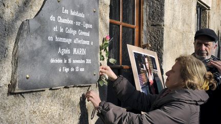 Une habitante du Chambon-sur-Lignon (Haute-Loire), lors de l'hommage rendu &agrave; Agn&egrave;s, le 20 novembre 2011. (PHILIPPE DESMAZES / AFP)