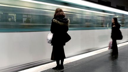 Deux femmes attendent le m&eacute;tro sur le quai d'une station, &agrave; Paris, le 26 mars 2015. (PATRICE THEBAULT / ONLY FRANCE / AFP)