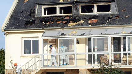 La maison incendi&eacute;e &agrave; Plouescat (Finist&egrave;re), le 6 d&eacute;cembre 2012. (FRED TANNEAU / AFP)