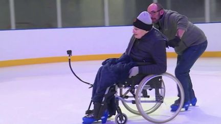 Chaque mercredi, quelques pensionnaires de l'Ehpad Les Hautes Bruyères UNIVI à Bonsecours (Seine-Maritime) brisent la glace sur la patinoire. "C'est le plaisir de s'envoler", savoure Jeannine, 95 ans. (FRANCE 2)