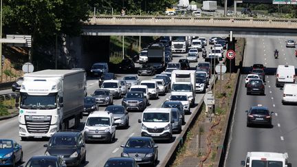 Trafic encombré à Paris le 6 mai 2020. (CHARLES PLATIAU / REUTERS)