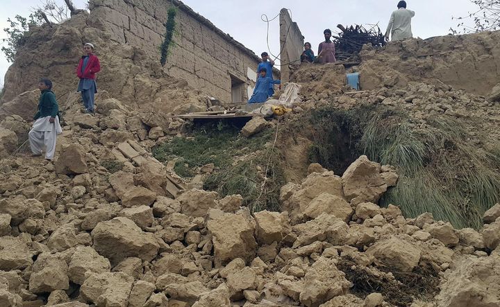 Des Pakistanais explorent les ruines, apr&egrave;s l'effondrement de plusieurs habitations, &agrave; Bajaur, le 26 octobre 2015. (ANWARULLAH KHAN / AFP)