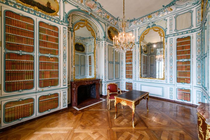 La bibliothèque du Dauphin restaurée comme en 1747 avec ses décors de style rocaille, au château de Versailles, en 2022. (T.GARNIER - CHATEAU DE  VERSAILLES)