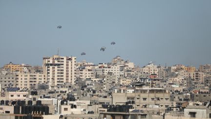 Des colis d'aide humanitaire sont largués sur la ville de Gaza, dans la bande de Gaza, le 5 mars 2024. (DAWOUD ABO ALKAS / ANADOLU / AFP)