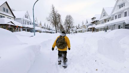 Un habitant dans une rue de Buffalo, jeudi 20 novembre. (AP / SIPA)