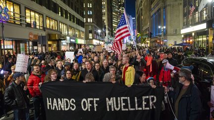 Des Américians manifestent à Times Square à New York, le 8 novembre 2018, après le limogeage du ministre de la Justice.&nbsp; (GETTY IMAGES NORTH AMERICA / AFP)