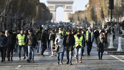 Des "gilets jaunes" manifestent sur les Champs-Elysées à Paris, le 17 novembre 2018. (STEPHANE DE SAKUTIN / AFP)