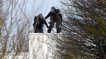 Des policiers prennent position sur un toit &agrave; Dammartin-en-Go&euml;le (Seine-et-Marne), le 9 janvier 2015. (DOMINIQUE FAGET / AFP)