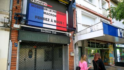 Les propriétaires d'une boîte de nuit de Valence (Drôme) ont interpellé Emmanuel Macron en diffusant un message à son adresse sur la façade de leur établissement, le 8 juin 2021. (NICOLAS GUYONNET / HANS LUCAS / AFP)