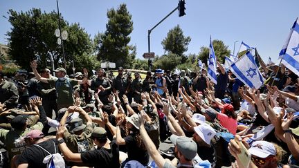 La police prend des mesures de sécurité devant la Knesset alors que les Israéliens, qui s'opposent au plan de réforme judiciaire de la coalition du Premier ministre israélien Benyamin Nétanyahou, organisent une manifestation à Jérusalem, le 24 juillet 2023. (MOSTAFA ALKHAROUF / ANADOLU AGENCY / AFP)