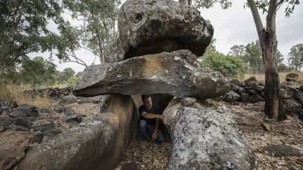 L'archéologue Uri Berger devant un dolmen dans le Golan. (MENAHEM KAHANA / AFP)