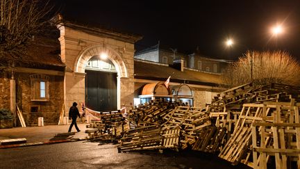 La prison de Fresnes, bloquée par les surveillants de prison, le 19 janvier 2018. (JULIEN MATTIA / NURPHOTO / AFP)