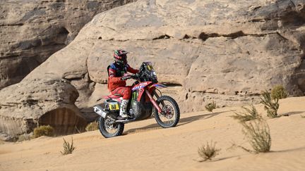 Le motard espagnol Joan Barreda (Monster Energy Honda) lors de la première étape du Dakar 2022, le 2 janvier 2022 autour de Ha'il (GIGI SOLDANO / DPPI via AFP)