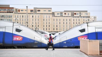 Un agent SNCF marche sur un quai de la gare Saint-Charles, à Marseille, le 3 avril 2018. (BERTRAND LANGLOIS / AFP)