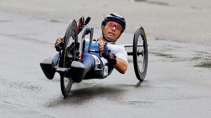 Le Français Florian Jouanny lors du contre-la-montre de cyclisme sur route (catégorie H2, pour handbike), à l'occasion des Jeux paralympiques, le 4 septembre 2024 à Clichy-sous-Bois. (ALEX WHITEHEAD / SIPA)