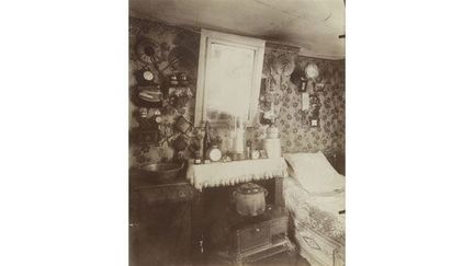 Eugène Atget, Petite chambre d&#039;une ouvrière, Rue de Belleville, 1910
 (Musée Carnavalet / Roger-Viollet)